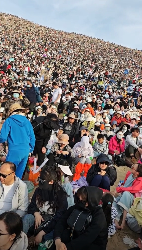 密集恐懼！敦煌月牙泉目之所及全是人