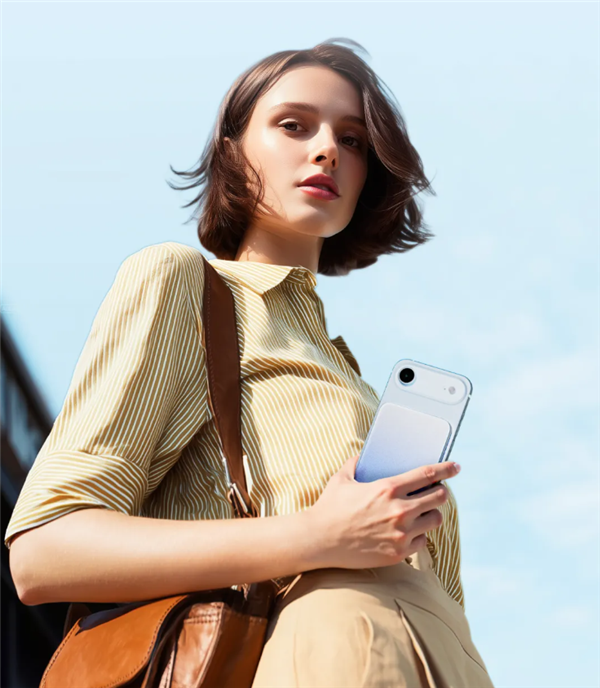 閃極199元磁吸充電寶發布：僅0.85cm超博 帶殼也能吸